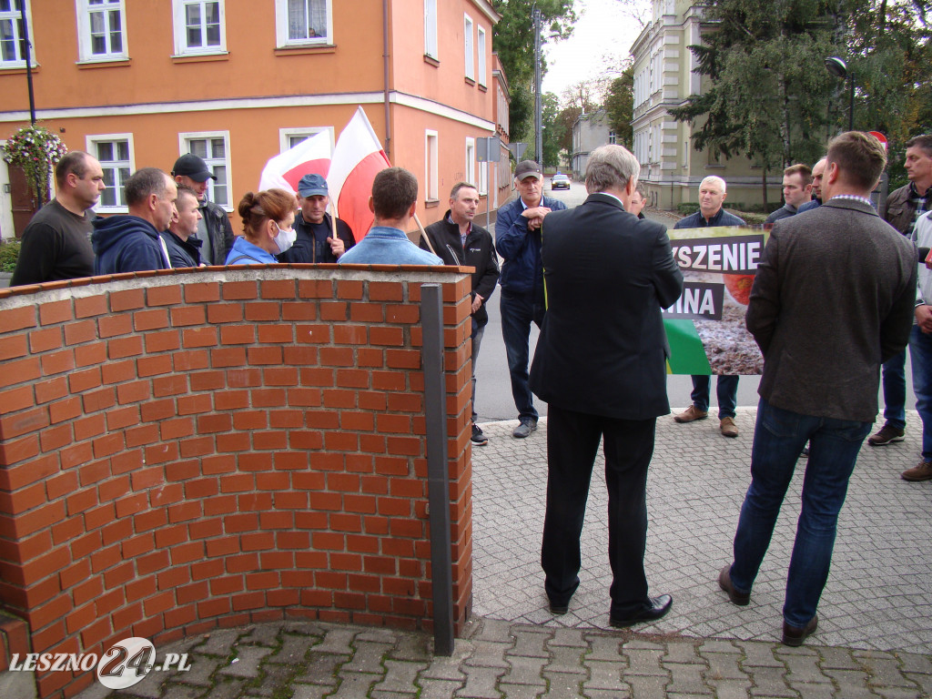 Pikieta rolników pod biurami posłów w Lesznie