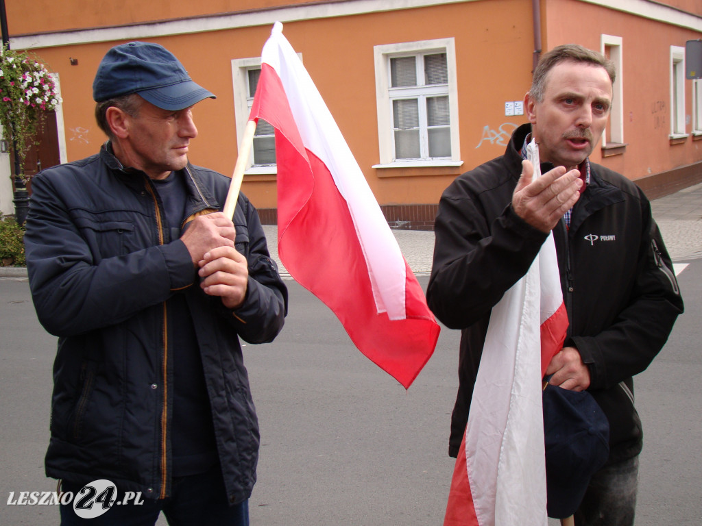 Pikieta rolników pod biurami posłów w Lesznie
