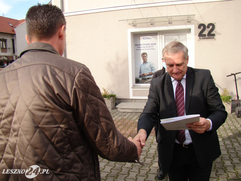 Pikieta rolników pod biurami posłów w Lesznie