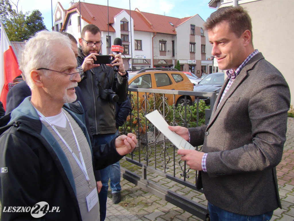Pikieta rolników pod biurami posłów w Lesznie