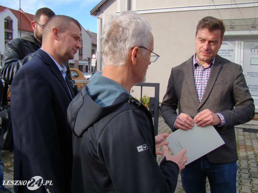 Pikieta rolników pod biurami posłów w Lesznie
