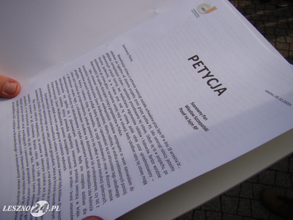 Pikieta rolników pod biurami posłów w Lesznie