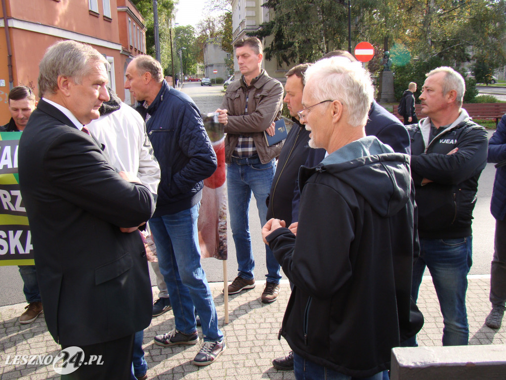 Pikieta rolników pod biurami posłów w Lesznie
