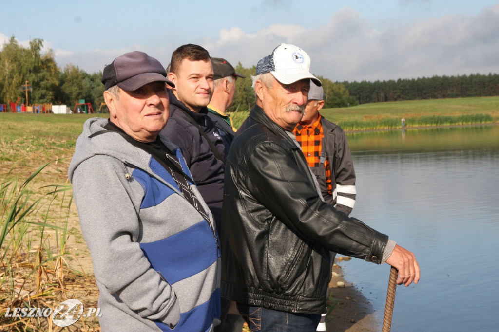 Odławianie ryb na zalewie w Dąbczu