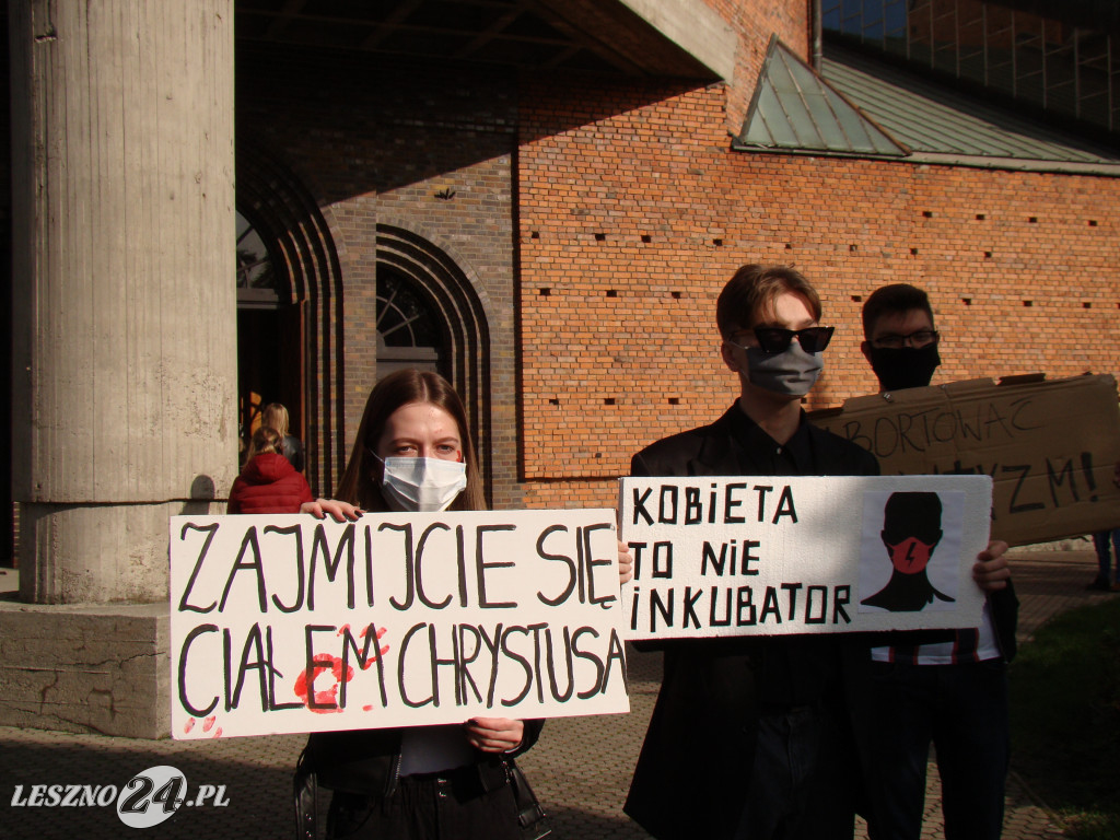 Strajk Kobiet przed kościołem św. Antoniego