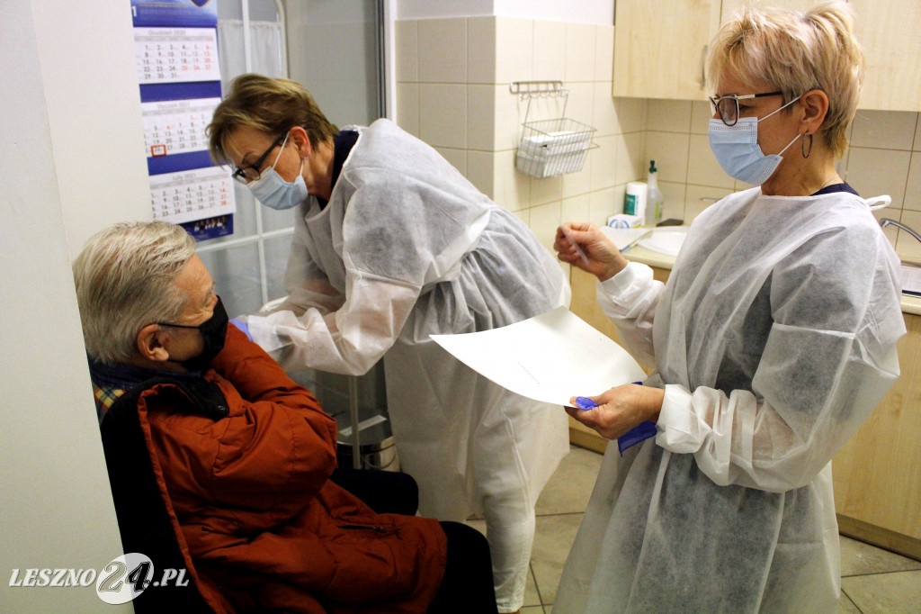 Pierwsi seniorzy w Lesznie zaszczepieni przeciwko Covid-19