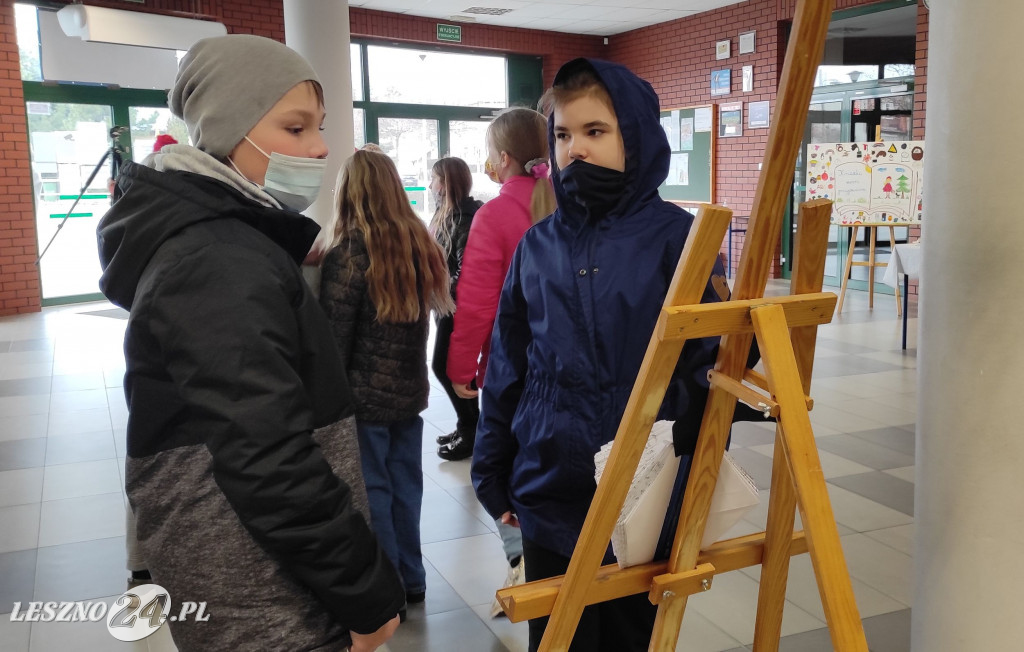 Wielka paczka z prezentem dla SP nr 9