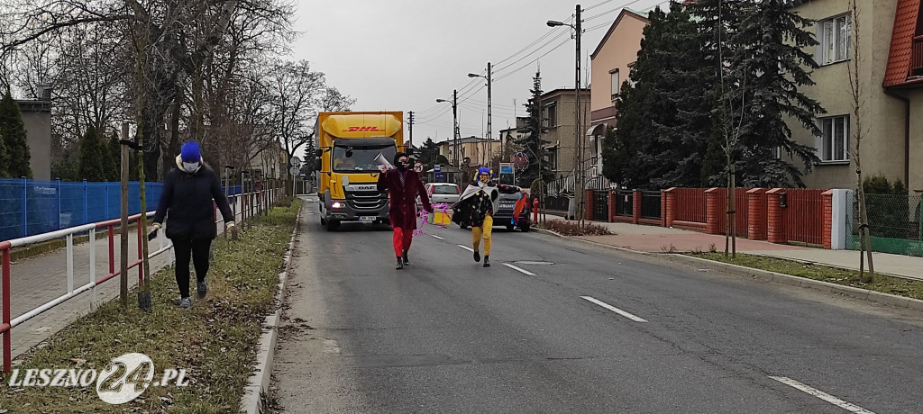 Wielka paczka z prezentem dla SP nr 9