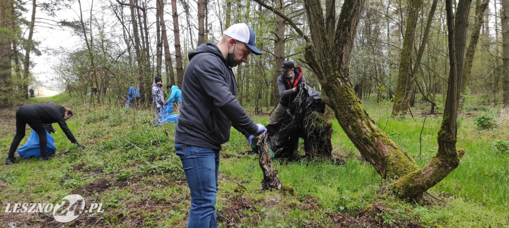 Mieszkańcy Dąbcza na wojnie ze śmieciami