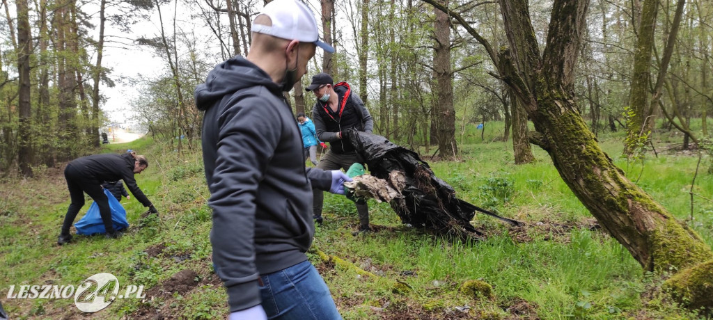 Mieszkańcy Dąbcza na wojnie ze śmieciami