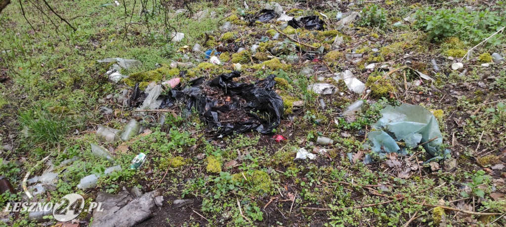 Mieszkańcy Dąbcza na wojnie ze śmieciami