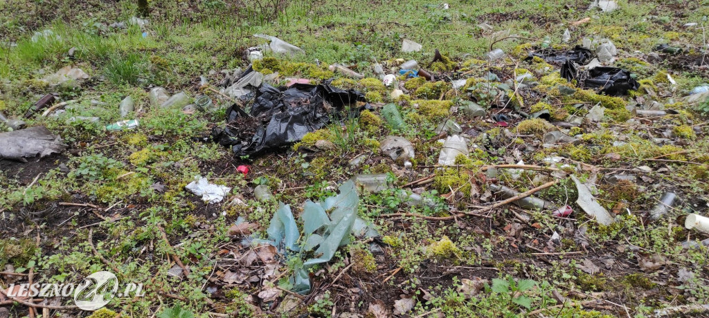 Mieszkańcy Dąbcza na wojnie ze śmieciami