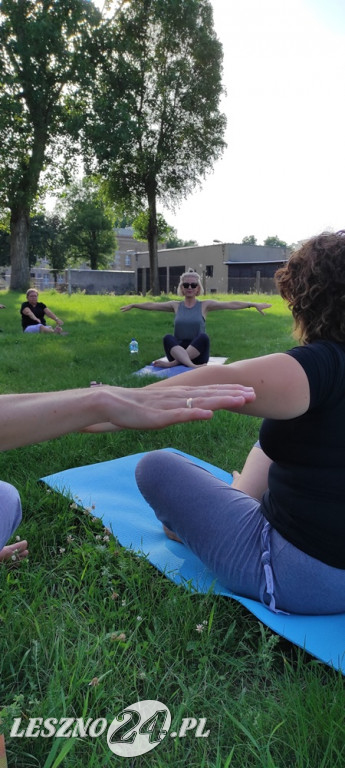 Joga plus akcja charytatywna