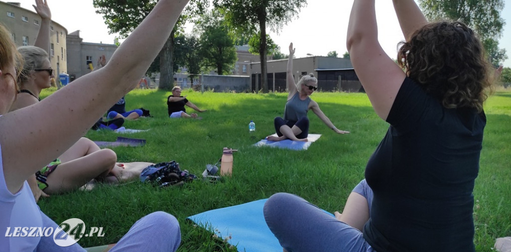 Joga plus akcja charytatywna