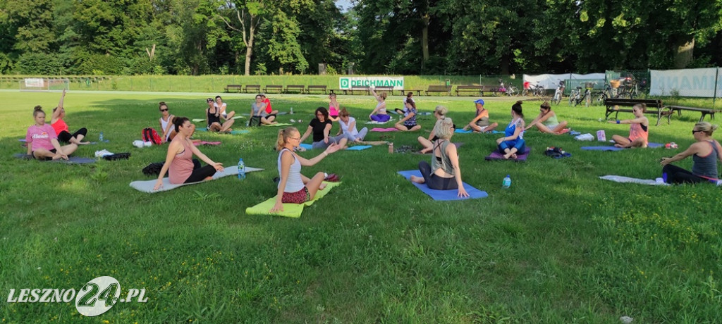 Joga plus akcja charytatywna
