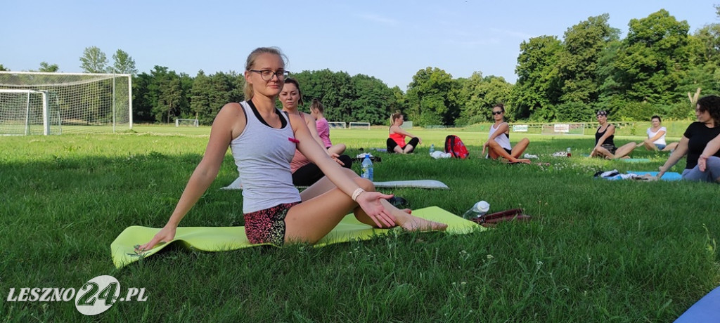 Joga plus akcja charytatywna