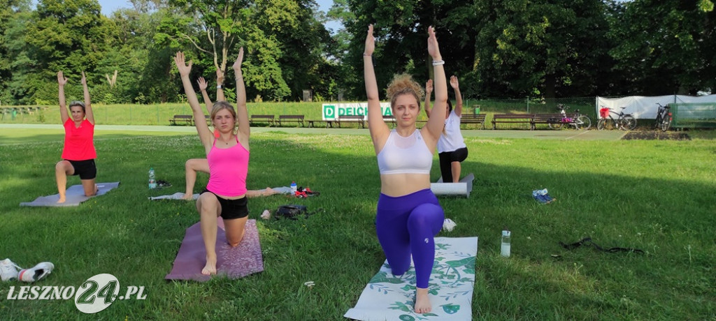 Joga plus akcja charytatywna