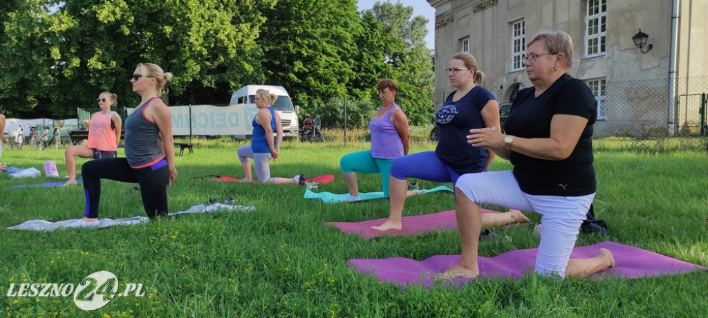 Joga plus akcja charytatywna