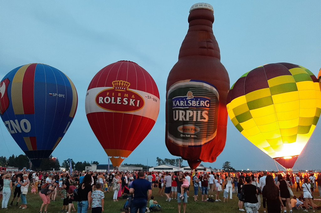 Nocny pokaz balonów na lotnisku w Lesznie