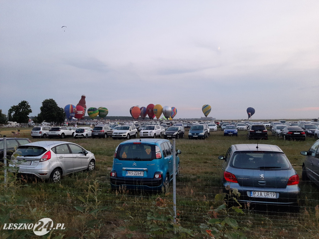 Nocny pokaz balonów na lotnisku w Lesznie
