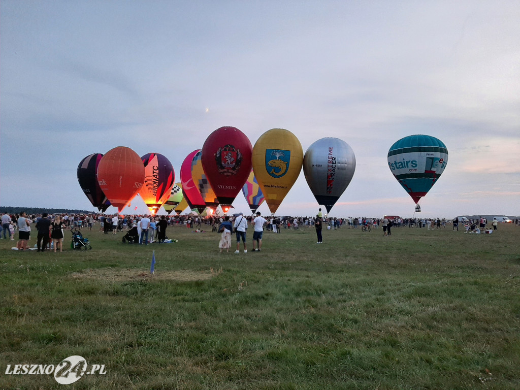 Nocny pokaz balonów na lotnisku w Lesznie