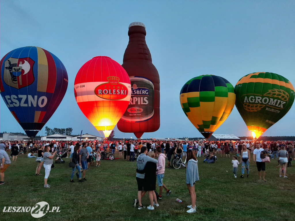 Nocny pokaz balonów na lotnisku w Lesznie