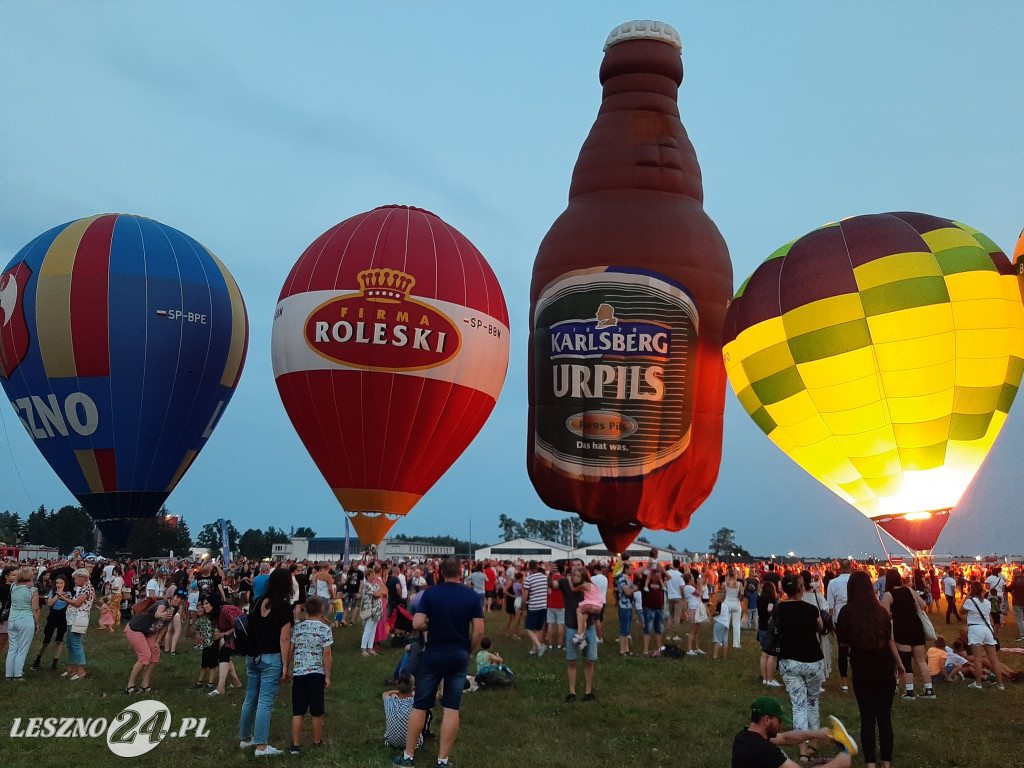 Nocny pokaz balonów na lotnisku w Lesznie