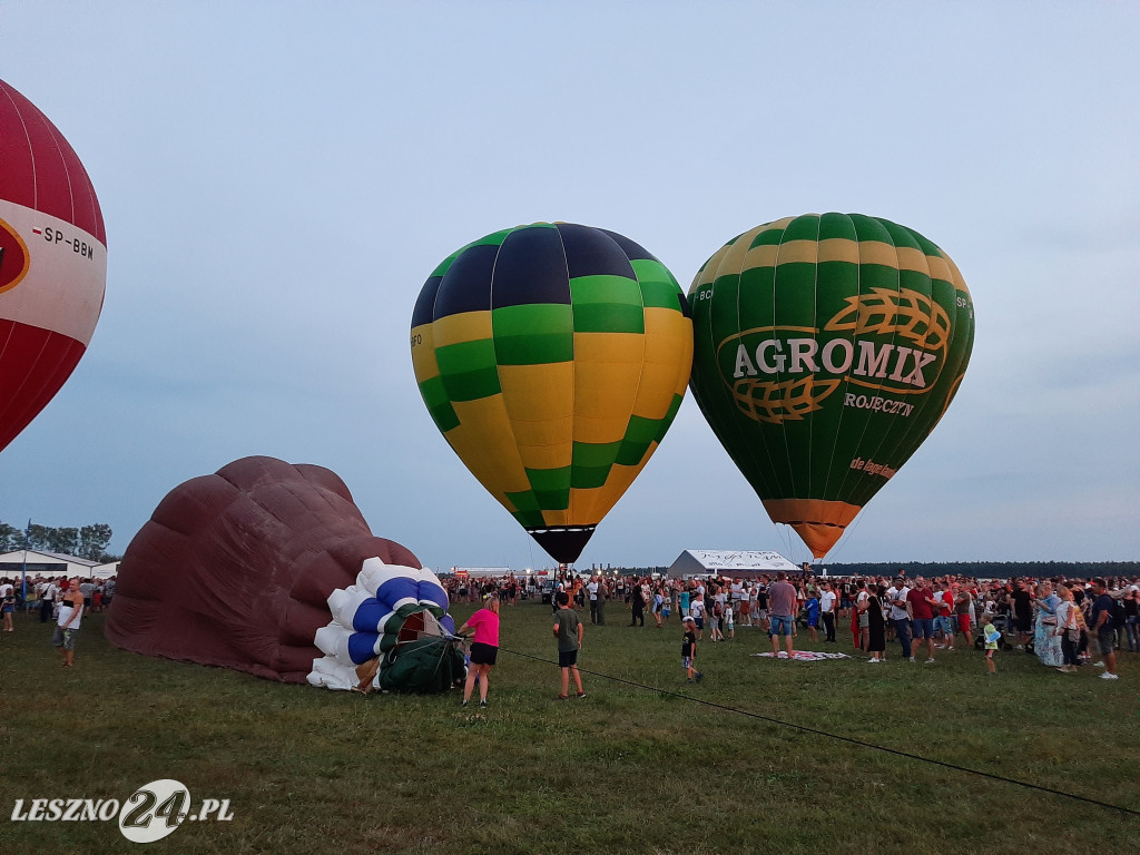 Nocny pokaz balonów na lotnisku w Lesznie