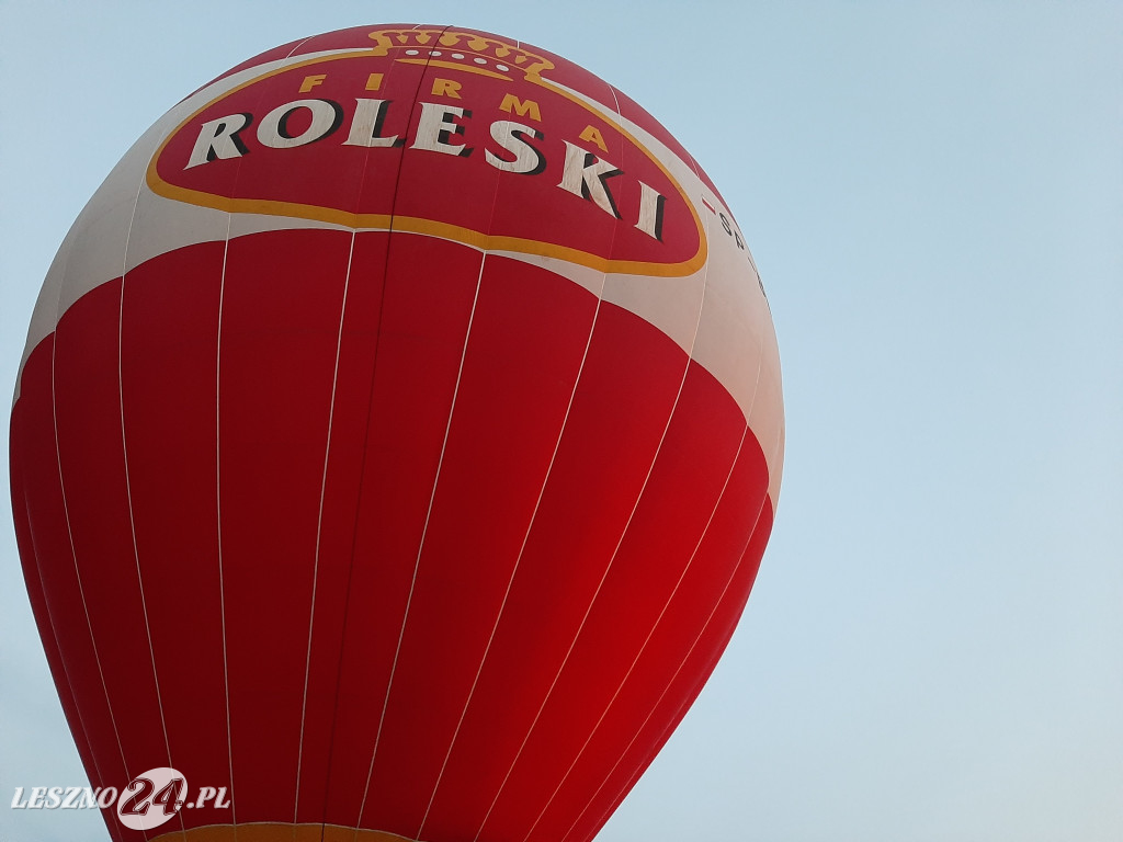 Nocny pokaz balonów na lotnisku w Lesznie