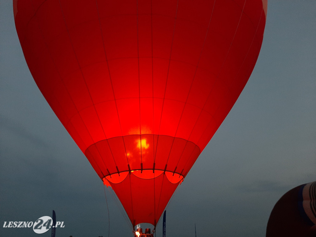 Nocny pokaz balonów na lotnisku w Lesznie