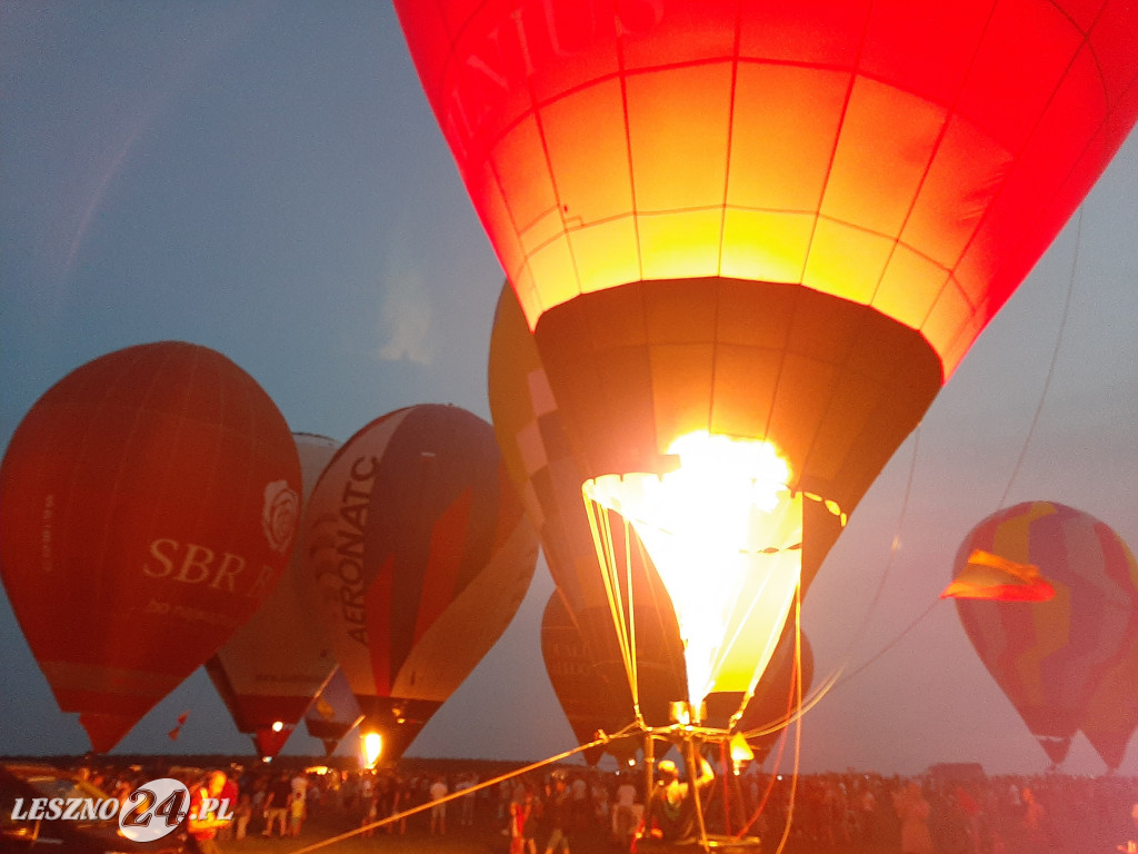 Nocny pokaz balonów na lotnisku w Lesznie