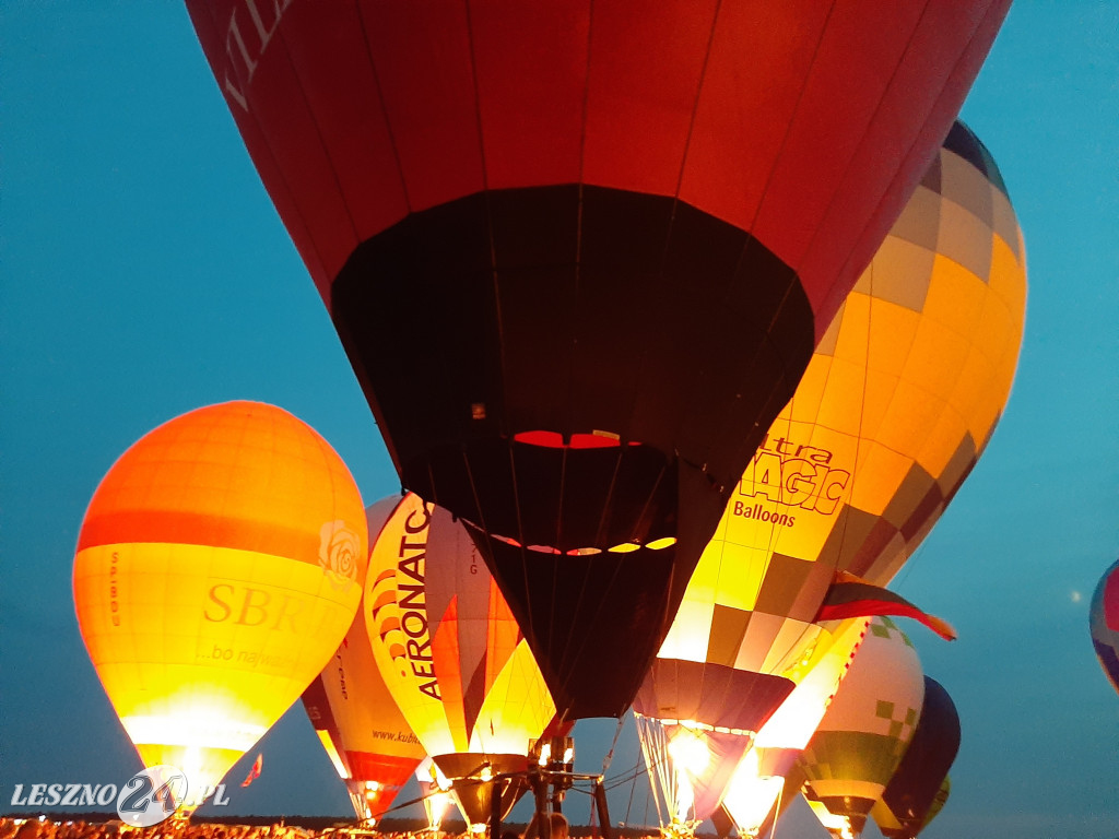 Nocny pokaz balonów na lotnisku w Lesznie