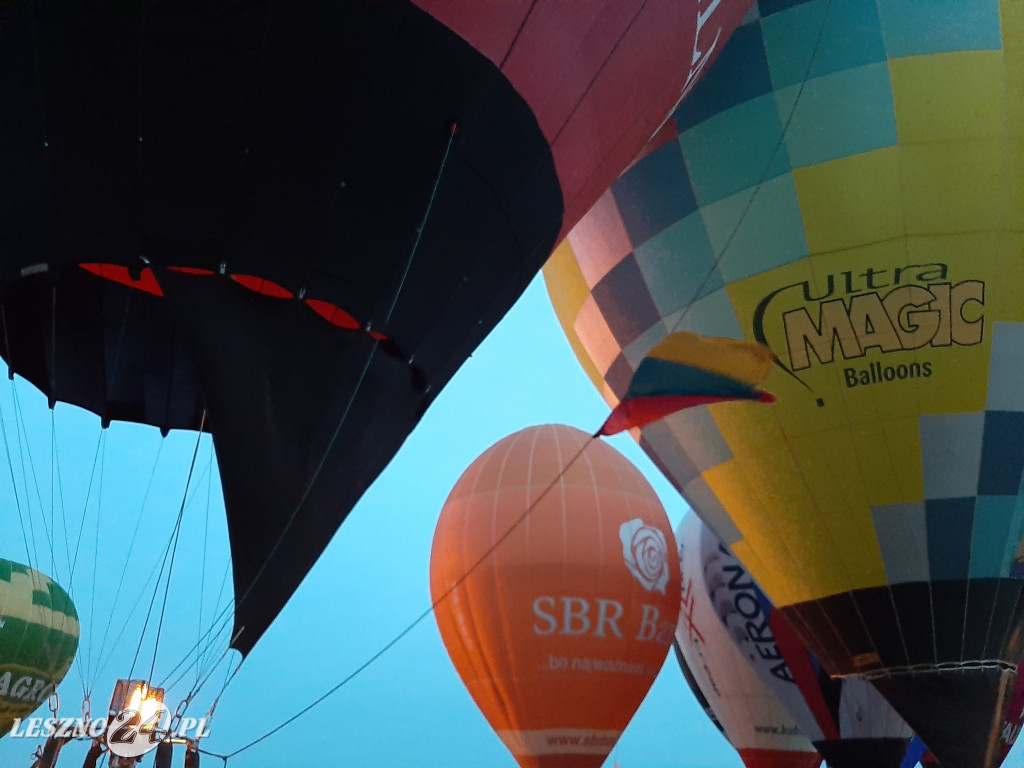 Nocny pokaz balonów na lotnisku w Lesznie