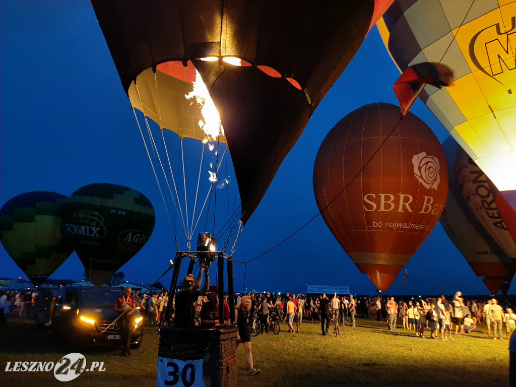 Nocny pokaz balonów na lotnisku w Lesznie