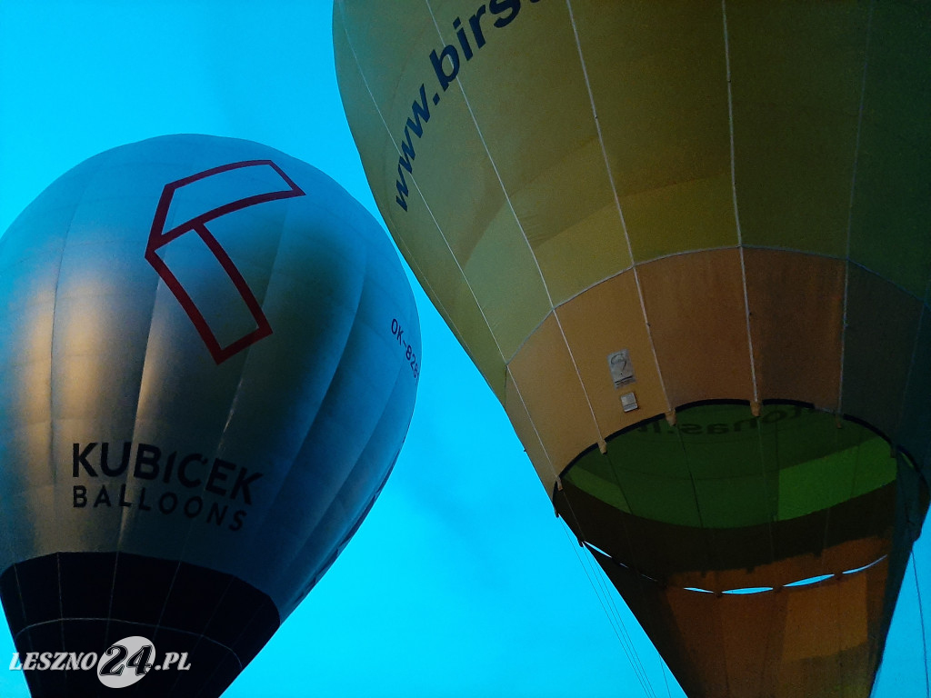 Nocny pokaz balonów na lotnisku w Lesznie