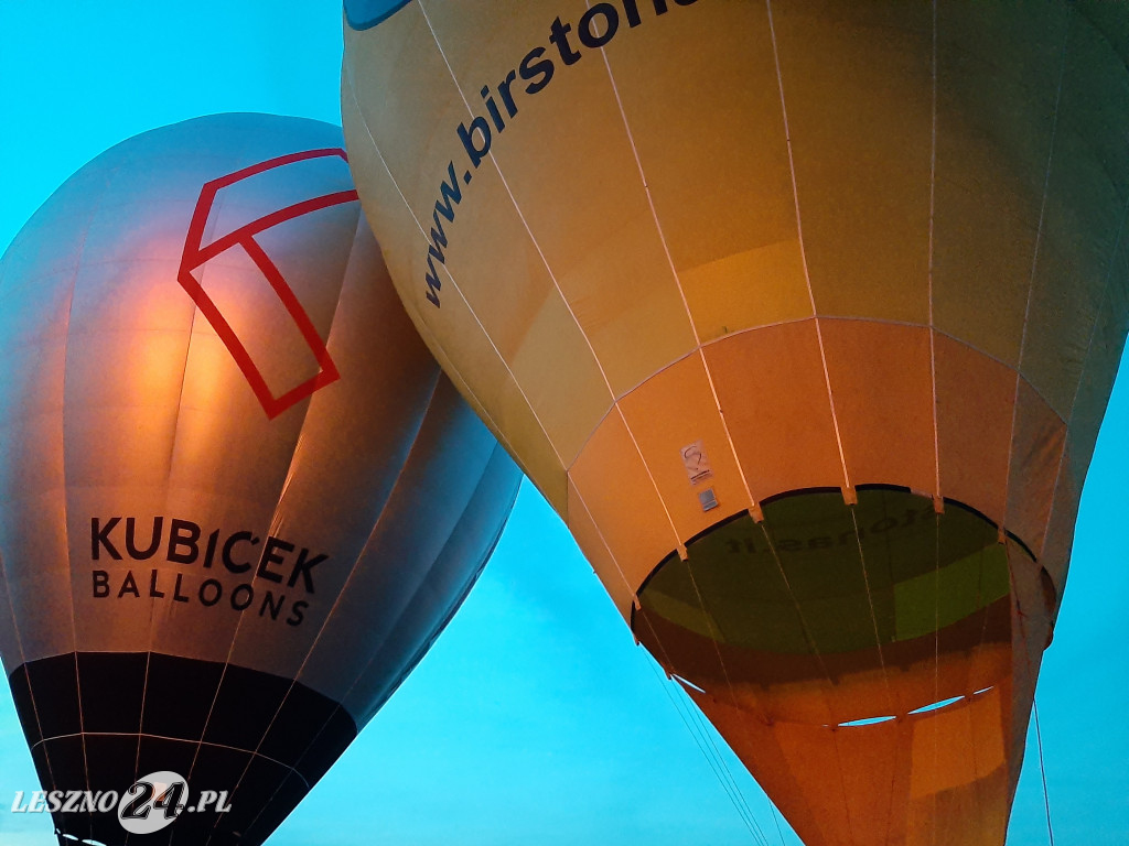 Nocny pokaz balonów na lotnisku w Lesznie