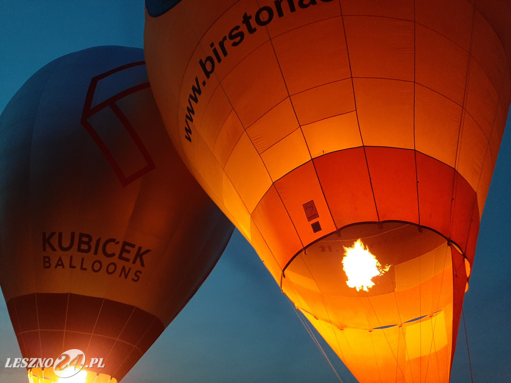 Nocny pokaz balonów na lotnisku w Lesznie
