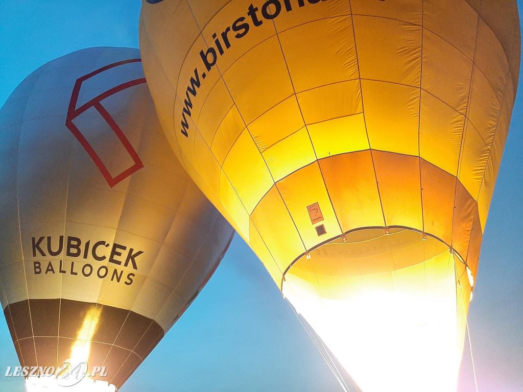 Nocny pokaz balonów na lotnisku w Lesznie
