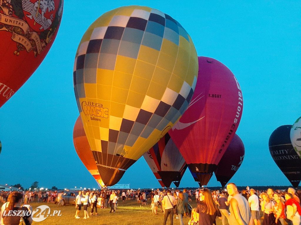 Nocny pokaz balonów na lotnisku w Lesznie
