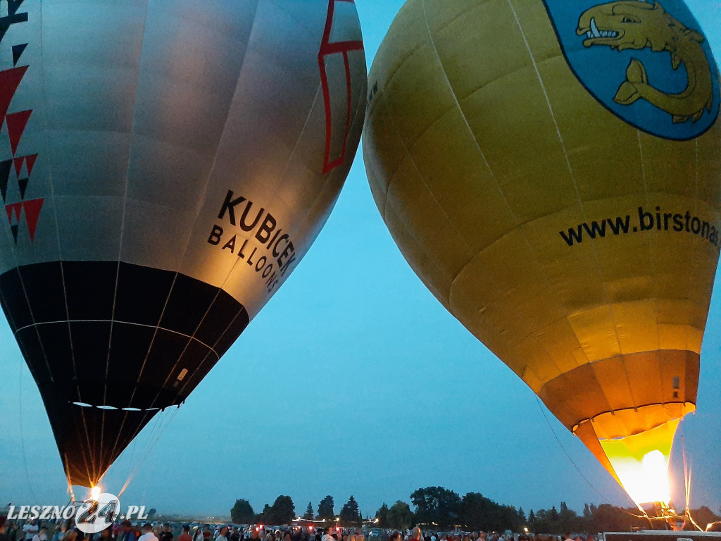 Nocny pokaz balonów na lotnisku w Lesznie