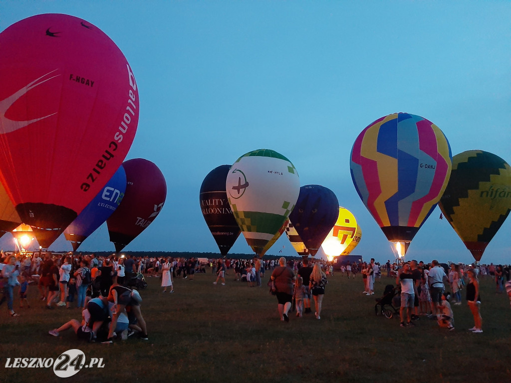 Nocny pokaz balonów na lotnisku w Lesznie