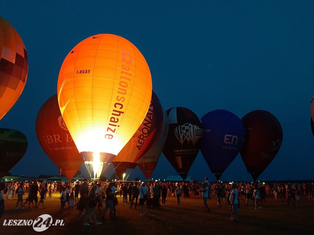 Nocny pokaz balonów na lotnisku w Lesznie