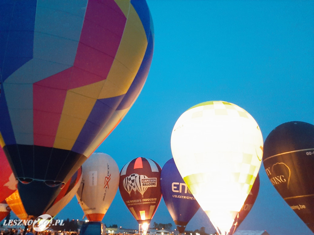 Nocny pokaz balonów na lotnisku w Lesznie