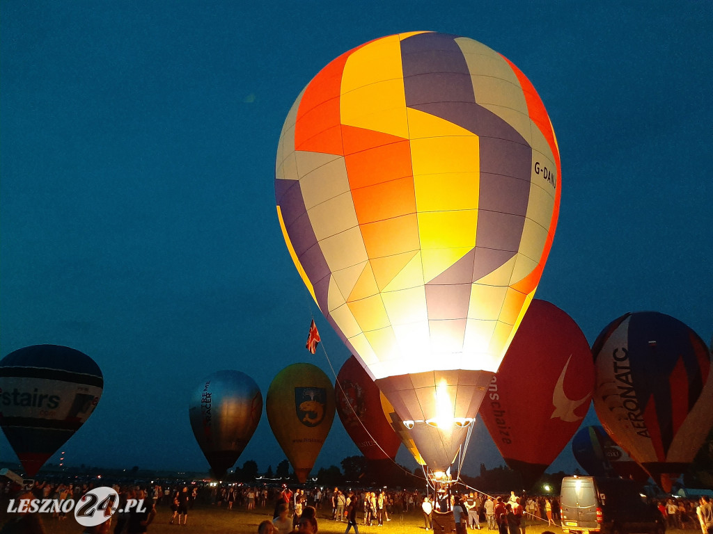 Nocny pokaz balonów na lotnisku w Lesznie