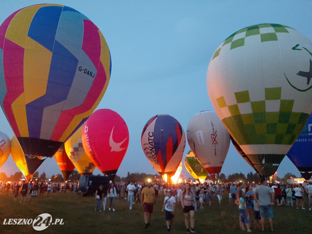 Nocny pokaz balonów na lotnisku w Lesznie