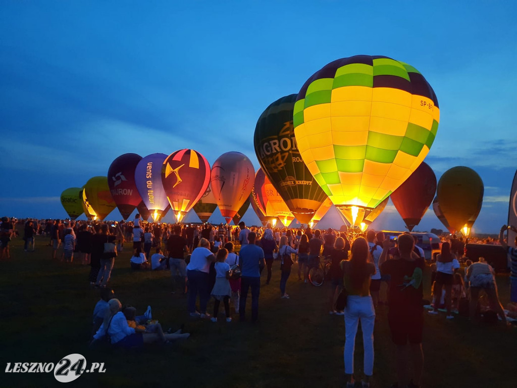 Nocny pokaz balonów na lotnisku w Lesznie