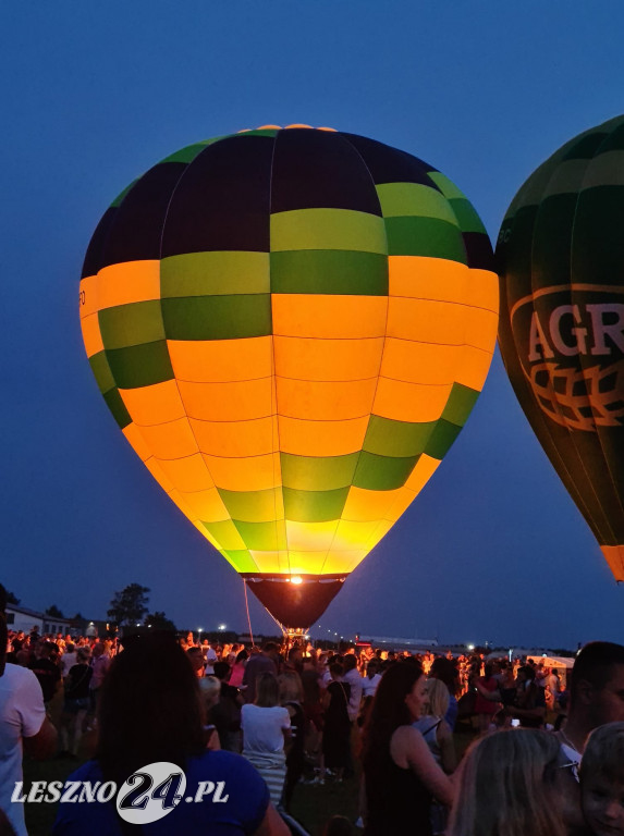 Nocny pokaz balonów na lotnisku w Lesznie