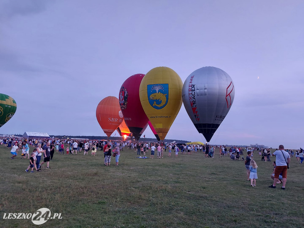 Nocny pokaz balonów na lotnisku w Lesznie