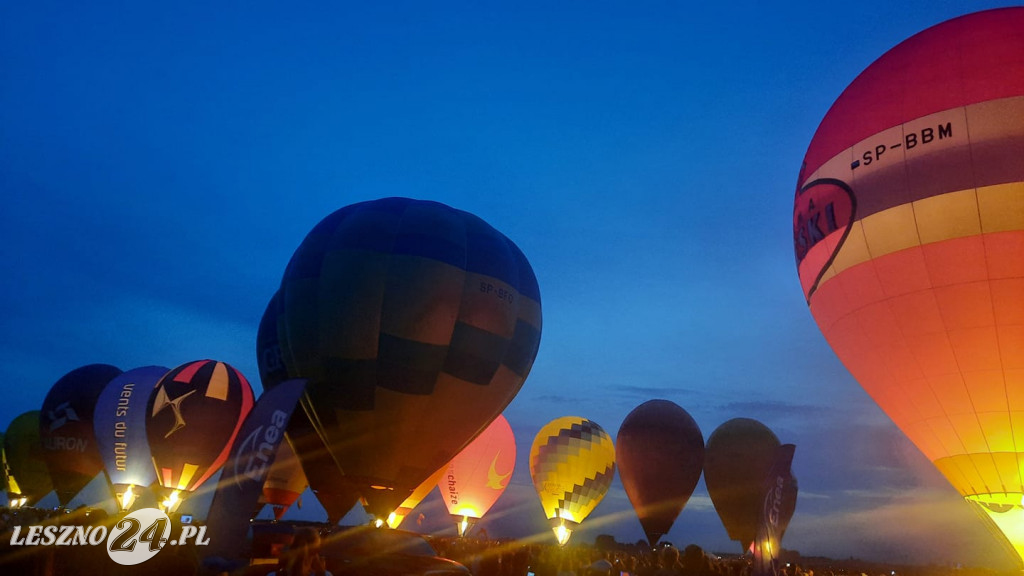 Nocny pokaz balonów na lotnisku w Lesznie