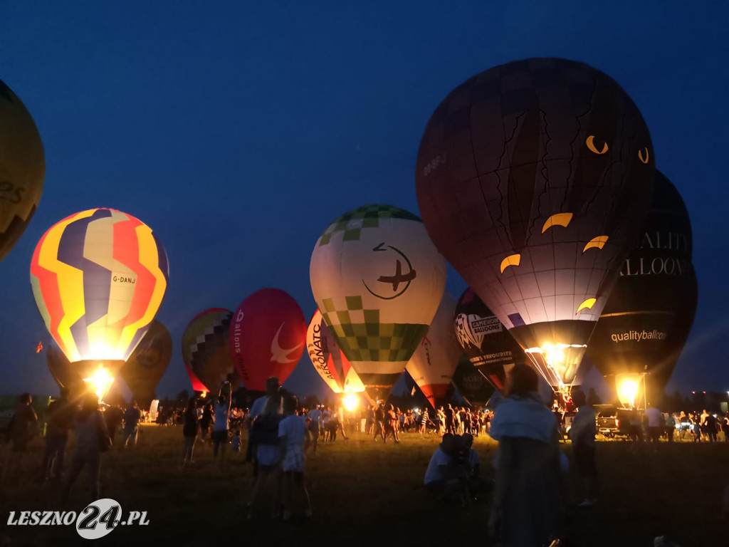 Nocny pokaz balonów na lotnisku w Lesznie